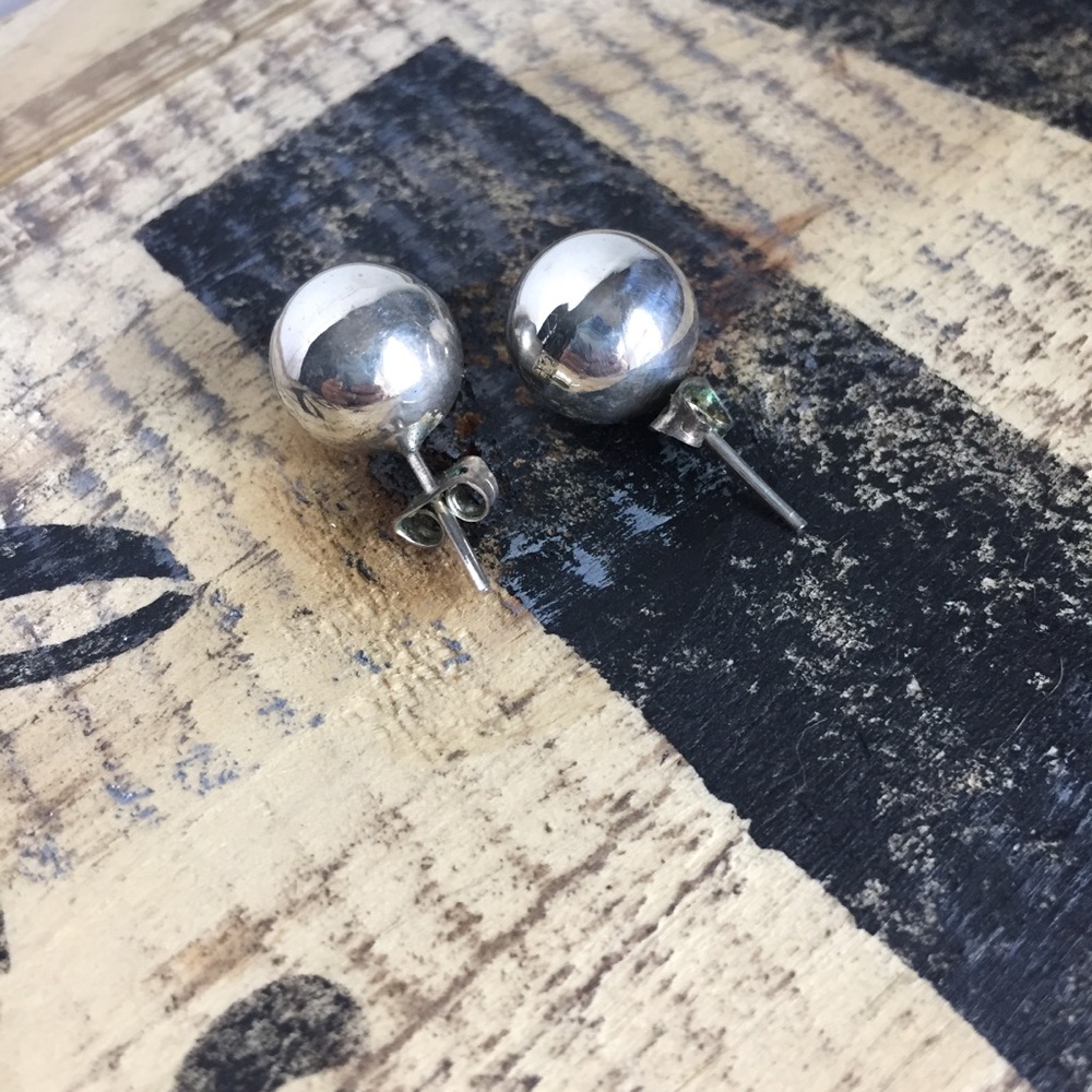 Sterling silver lg ball post stud classic earrings - Picture 3 of 7